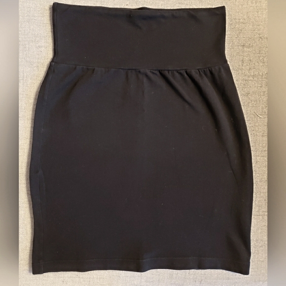 Aritzia Black Skirt - Picture 4 of 4